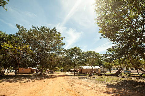 Aldeia e casas da Comunidade Quilombo Mumbuca, Cerrado, Brasil. rel=