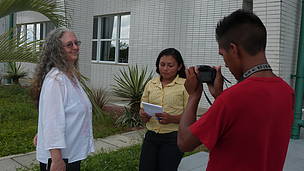 A pesquisadora Muriel Saragoussi, da Fiocruz, concede entrevista a jovens comunicadores do Parque Nacional do Jaú