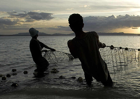  Pescadores retiram rede de pesca do mar 