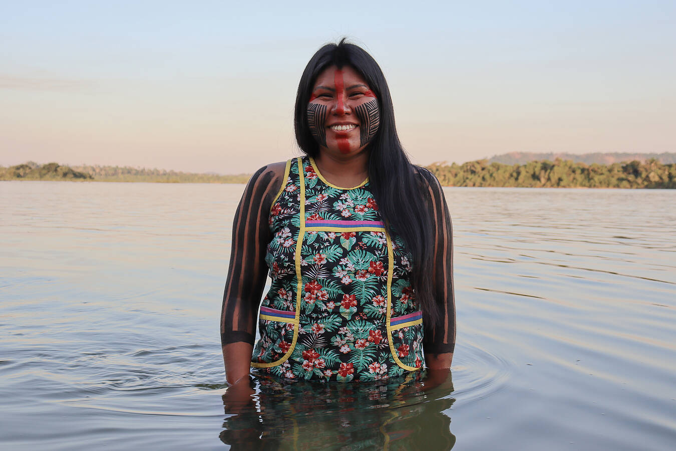  O-é Kaiapó Paiakan, filha de lendário líder do movimento indígena, foi proclamada cacica de sua aldeia em maio de 2021 e é agora a principal liderança encarregada de proteger o território de seu povo. 