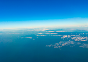 A camada de ozônio protege animais, plantas e seres humanos dos raios ultravioletas emitidos pelo Sol