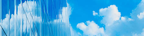 Céu azul refletido em prédio espelhado. rel=