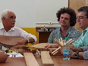 No Centro de Pesquisa e Aplicação de Bambu e Fibras Naturais (CPAB/UnB), os especialistas Jayme Almeida, Ivo Mairenes e Ivan Manoel do Valle (esq. para direita) explicam as potencialidades do uso da madeira